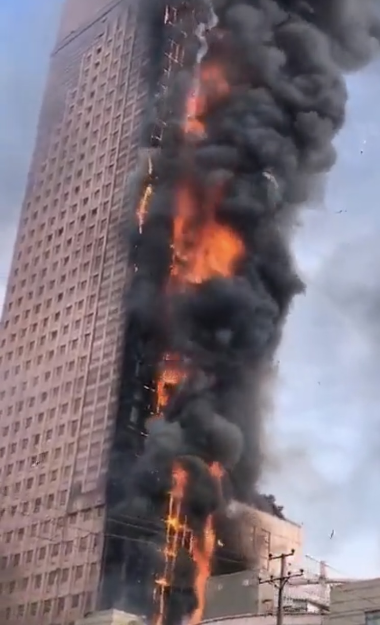 Edificio en llamas en China